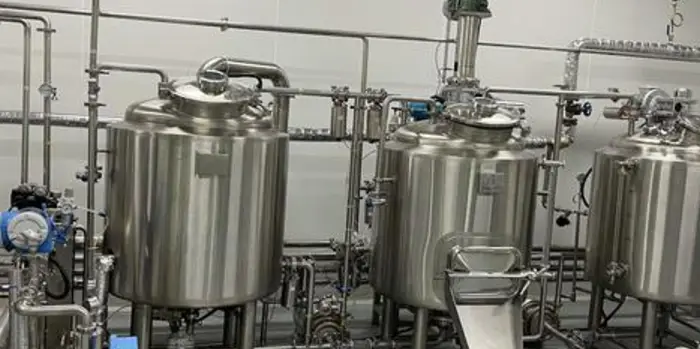 Food processing cleanroom with compliant sandwich panel walls
